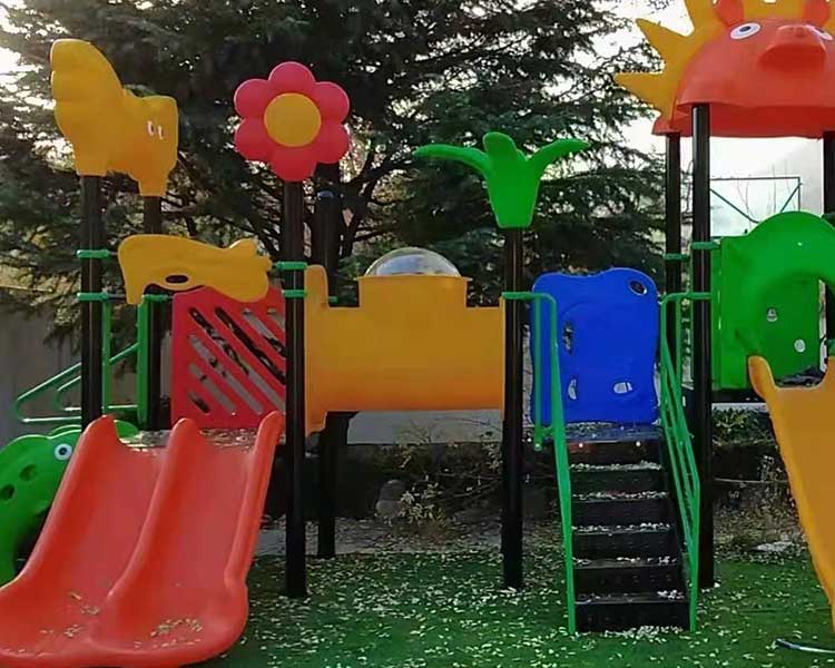 太原振鹏玩具公司浅析，山西幼儿园不锈钢组合滑梯该如何选择？