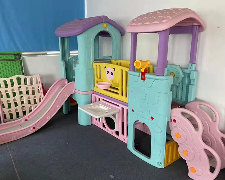 山西振鹏玩具公司：山西幼儿园不锈钢组合滑梯和普通滑梯之间的区别有什么？